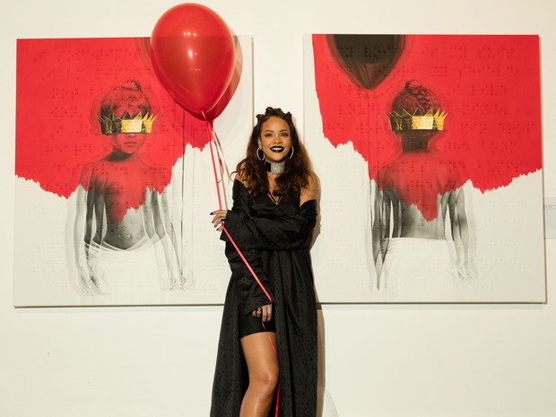 Rihanna apresenta a capa de seu novo álbum em Los Angeles, nos Estados Unidos (Foto: Christopher Polk/ Getty Images/ AFP)