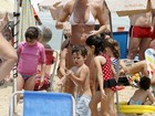 Letícia Birkheuer curte sábado de sol com filho em praia