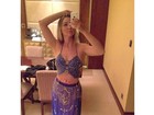 Dixie Pratt, namorada de Romário, faz selfie de odalisca