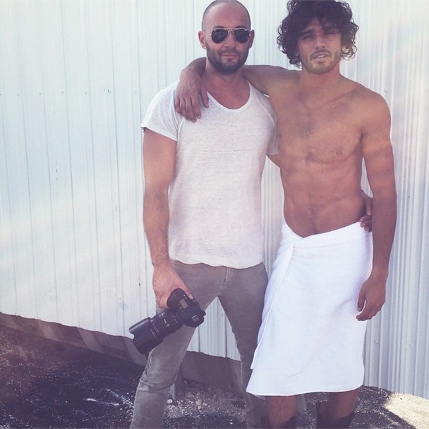Marlon Teixiera posa sem camisa ao lado do fotógrafo Milan Vukmirovic (Foto: Instagram/ Reprodução)