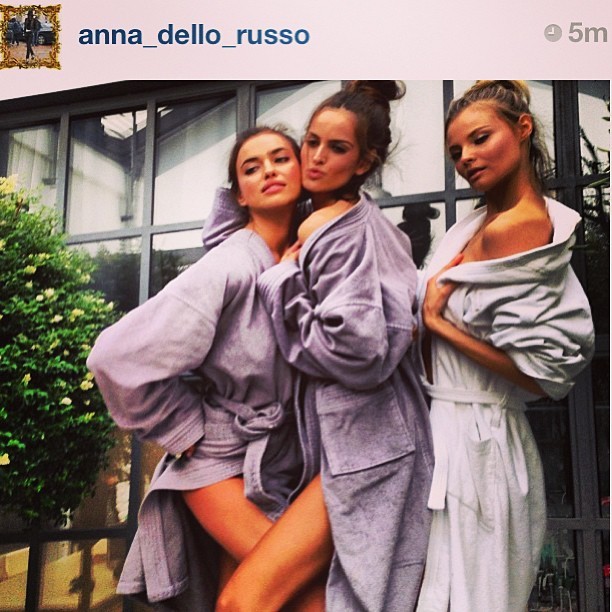 Izabel Goulart e Ana Dello Russo sensualizam no Instagram (Foto: Reprodução/Instagram)