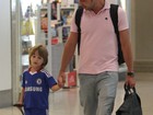 Cássio Reis embarca com o filho, Noah, em aeroporto no Rio