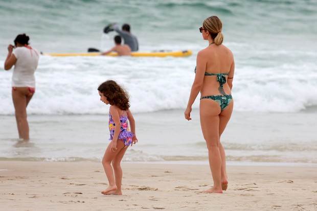 Letícia Spiller e a filha Stella na praia (Foto: Dilson Silva / Agnews)