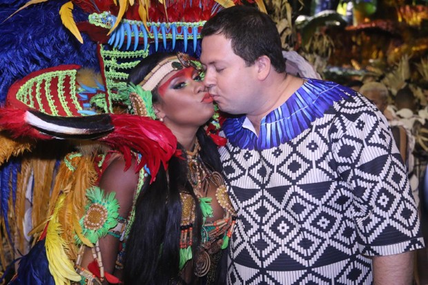 Raissa Oliveira beija o marido (Foto:  Daniel Pinheiro /AgNews )