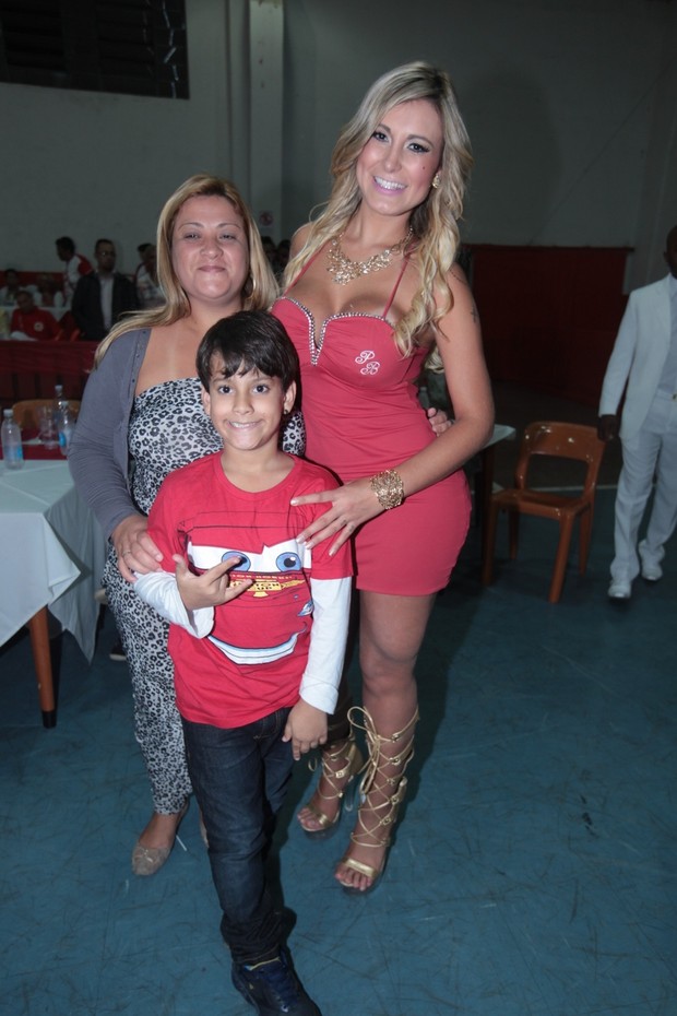 EGO Andressa Urach leva filho para ensaio de escola de samba em São Paulo notícias de Noite