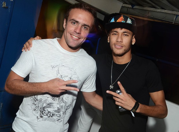 Roger e Neymar no Baile da Favorita  (Foto: Ari Kaye e Joao Vitor/Divulgação)