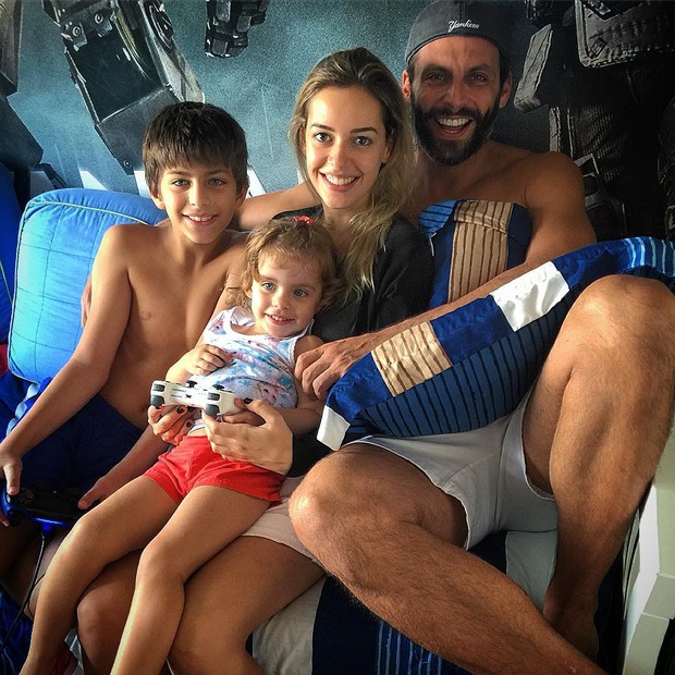 Henri Castelli com os filhos e a namorada (Foto: Reprodução/Instagram)