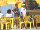 Zeca Pagodinho mostra pancinha em dia de sol na praia