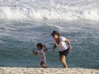 Ivete Sangalo brinca com o filho na praia da Barra da Tijuca, no Rio