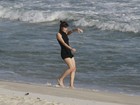 De gola alta, Maria Casadevall rouba a cena dançando em praia do Rio