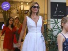 Look do dia: Kate Moss usa vestido branco para passeio no Rio