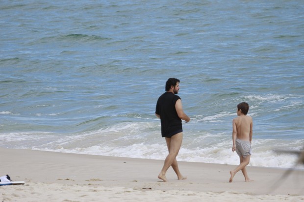 Murílo Benício e filho na praia (Foto: Delson Silva / Agnews)