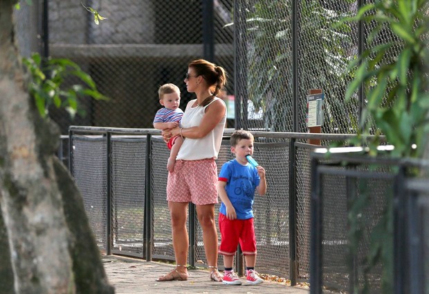 Coolen Rooney leva os filhos a zoológico no Rio (Foto: André Freitas/AgNews)
