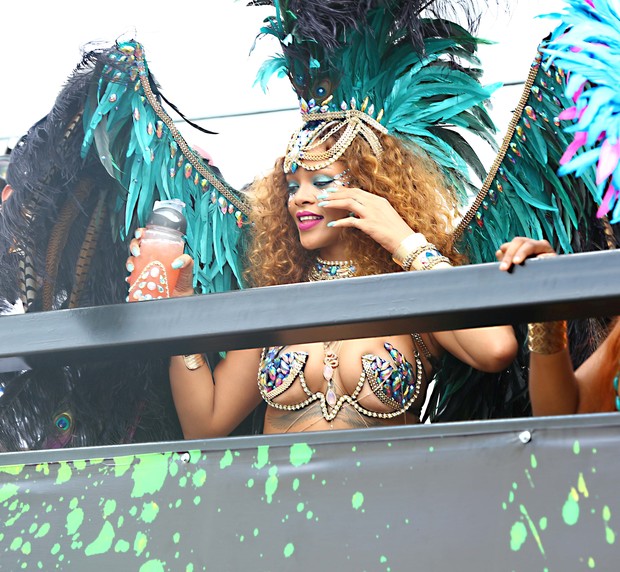 Rihanna se diverte no carnaval de Barbados  (Foto: AKM)