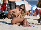 De biquíni de lacinho, Yasmin Brunet se bronzeia em praia do Rio