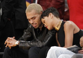 Chris Brown e Rihanna assistem a jogo de basquete (Foto: Reuters)
