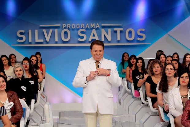 Silvio Santos simula troca de roupa no palco do programa (Foto: Lourival Ribeiro/SBT)