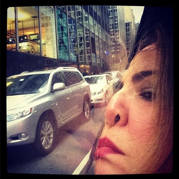 Luciana Gimenez amassa o rosto no vidro do carro (Foto: Instagram / Reprodução)