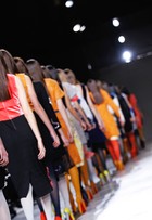 Azul, laranja e preto são apostas na semana de moda de Londres