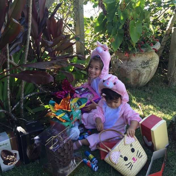 Daniela Albuquerque mostra filhas na caça aos ovos (Foto: Instagram / Reprodução)