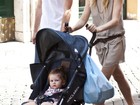 Sienna Miller passeia com filha e noivo na Itália