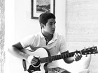 Enzo Celulari posta foto se arriscando no violão