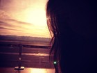Bruna Marquezine madruga para viajar e posta foto do nascer do sol