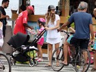 Erika Mader passeia com seu bebê na orla do Rio