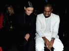 Kim Kardashian e Kanye West assistem a desfile em Paris
