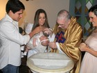 Fernanda Pontes e Diogo Boni batizam a filha