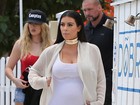 Kim Kardashian usa vestido branco que realça barriga de grávida 