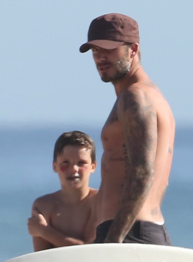 X17 - David Beckham com o filho Cruz em praia em Malibu, nos Estados Unidos (Foto: X17online/ Agência)