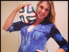 Ana Hickmann mostra orgulhosa a bola da Copa que será do filho