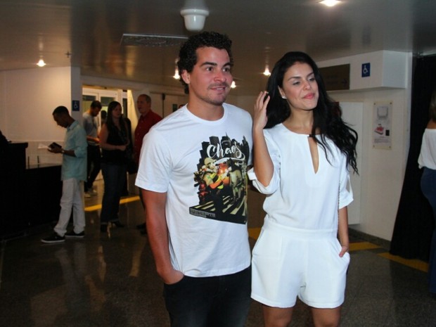 Thiago Martins e Paloma Bernardi em show na Zona Oeste do Rio (Foto: Anderson Borde/ Ag. News)