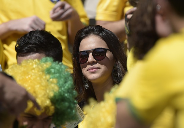 Bruna Marquezine torcendo pelo Brasil no Mineirão (Foto: Agência AFP)