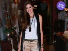 Look do dia: Camila Queiroz, de 'Verdades Secretas', usa calça flare
