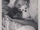 Ana Hickmann posta foto debaixo das cobertas com seus cachorros