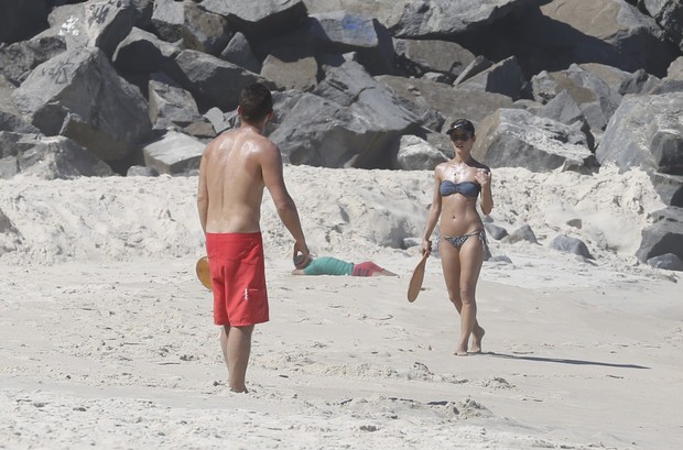 Fernanda de Freitas exibe corpão em praia (Foto: Agnews)