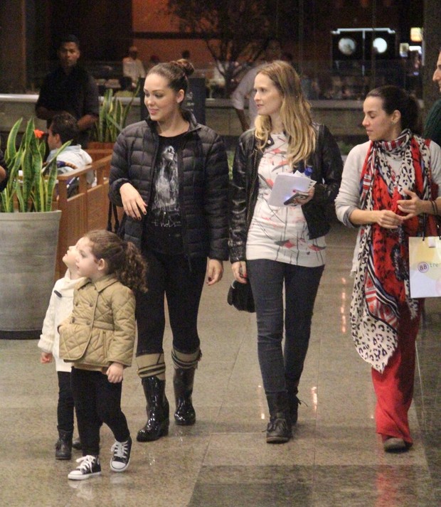 Tania Mara e Fernanda Rodrigues passeiam com as filhas (Foto: Marcus Pavão / AgNews)