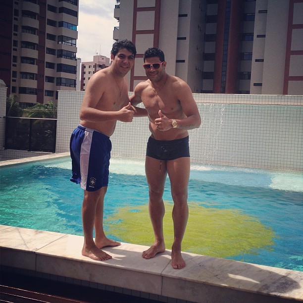 Hulk, jogador, com um amigo na piscina (Foto: Instagram / Reprodução)
