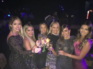 Thyane Dantas, mulher de Wesley Safadão, brinda com champanhe em noitada em Dubai com as amigas (Foto: Reprodução/Instagram)