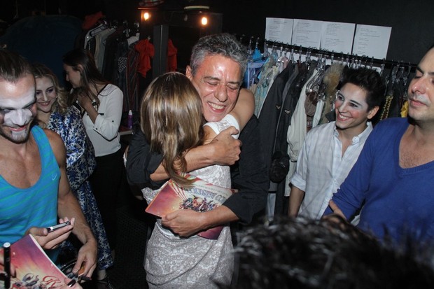Chico Buarque dá abraço apertado em Letícia Colin (Foto: Divulgação Minas Ideias)