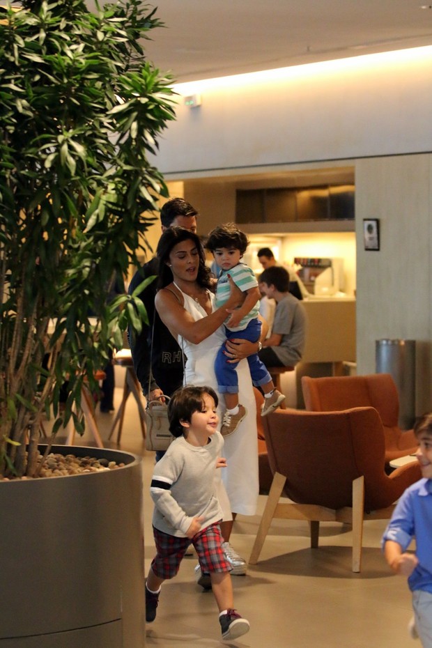 Juliana Paes vai ao cinema com o marido e os filhos no shopping (Foto: Fábio Moreno / AgNews)