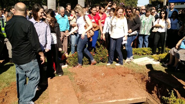 EGO - Corpo de namorada de Cristiano Araújo é enterrado em Goiânia