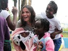 Bruna Marquezine participa de evento em São Paulo com crianças refugiadas