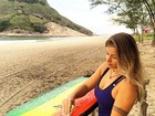 De shortinho, Angela Sousa acorda cedo para surfar