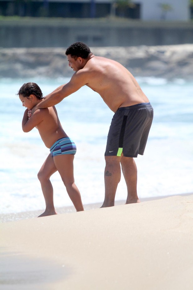 Ronaldo com o filho na praia (Foto: André Freitas / AgNews)