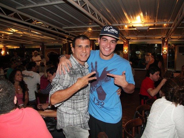 Thiago Martins e Eri Johnson em restaurante no Rio (Foto: Adna Barbosa/ Foto Rio News)