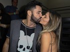 Latino troca beijos com Fabiana Araújo em show em São Paulo