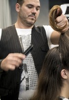 Aprenda a fazer um penteado com topete para domar os fios